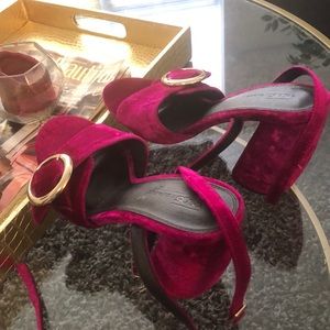 Velvet shoe/sandal with block heel